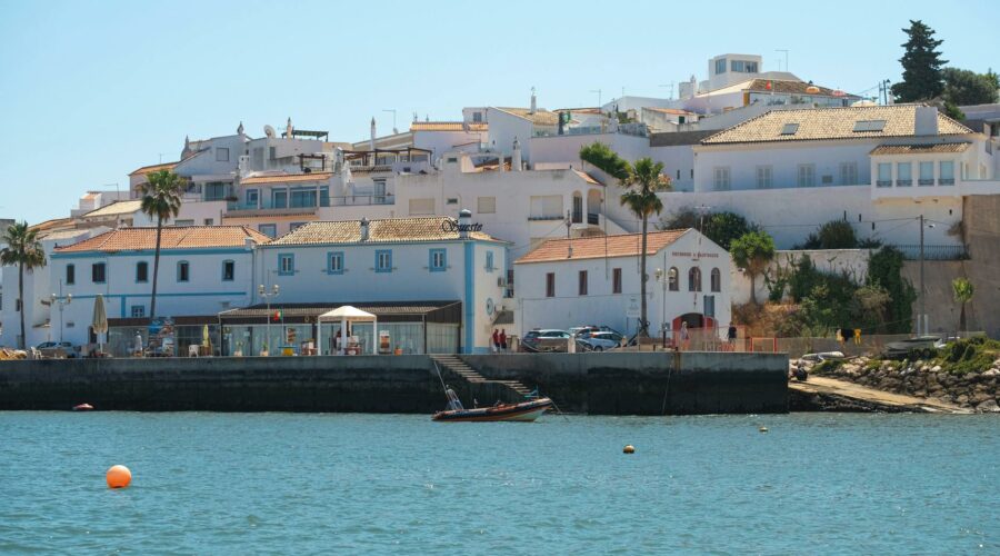 Easter Week Flow in the Algarve: How to Keep Quiet Mornings and Still Enjoy the Festive Energy