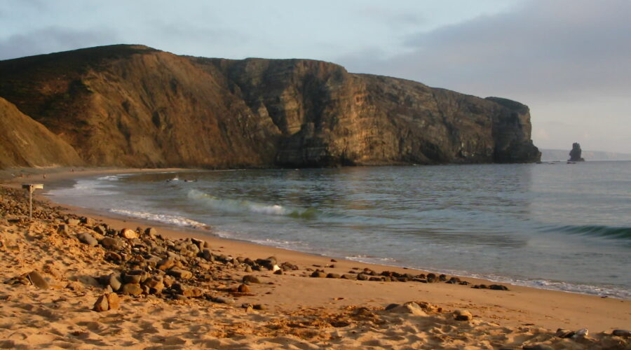 Praia da Arrifana: Surfers’ Cliffside Hideaway